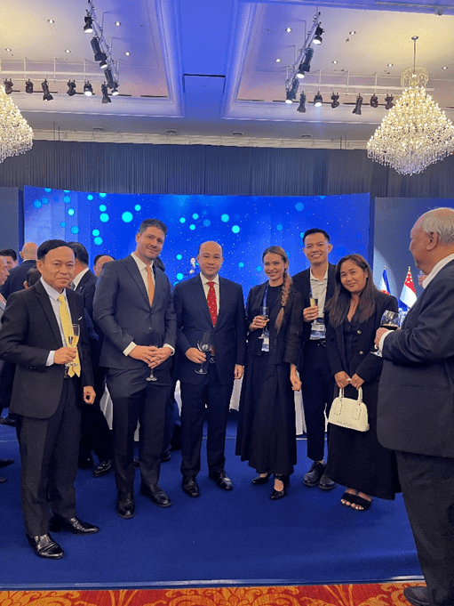 Cibes Lift Cambodia representatives pose for a group photo with H.E. Hun Many and guests at the summit gala dinner in Phnom Penh.