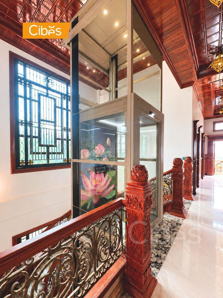 ជណ្ដើរយន្តប្រព័ន្ធវីសស្ពឺ Cibes ជាមួយសាហ្វកញ្ចក់ បង្ហាញចលនាបញ្ឈរនៅក្នុងវីឡា។
